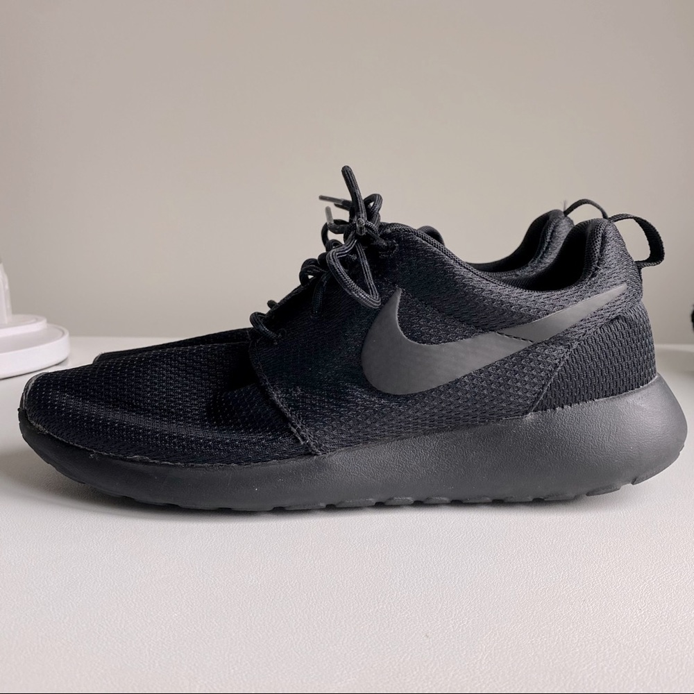 Nike Roshe One black - women’s size 8 - 511882-096